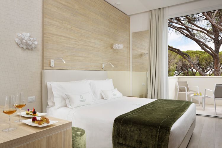 Doppelzimmer Komfort mit seitlichem Meerblick im Toskana Luxus-Hotel Relais Pineta mit Pool am Meer