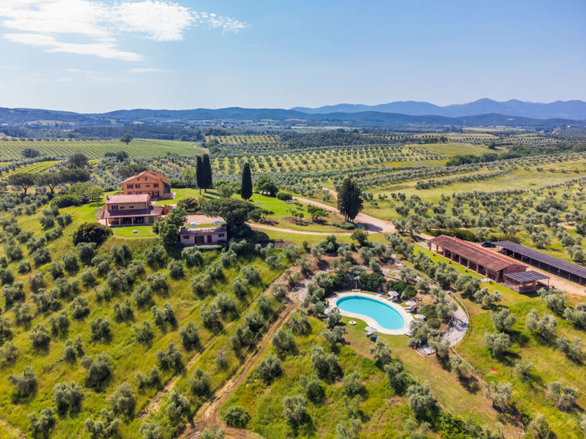 Toskana Ferienwohnungen Agriturismo Valpiana in der Maremma am Meer mit Pool und Frühstück Luftaufnahme