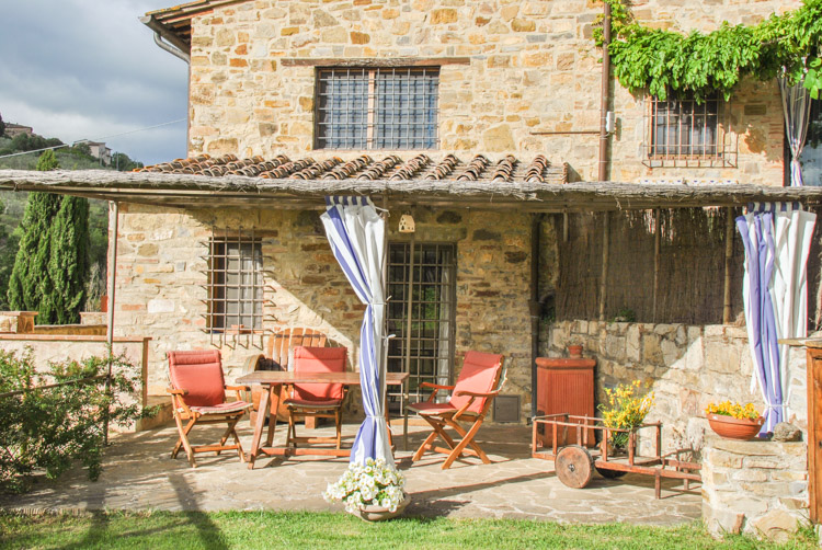 Toskana Agriturismo Weingut mit Pool im Chianti Ferienwohnung Marzio Terrasse 1