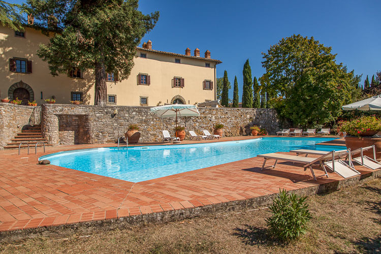 Doppelzimmer Classic Funaio Toskana Weingut La Vite im Chianti mit großem Pool und Restaurant