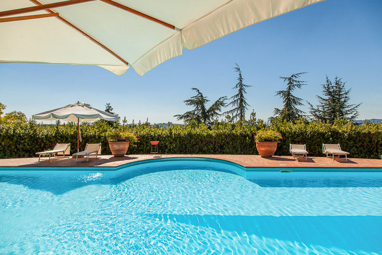 Doppelzimmer Classic Funaio Toskana Weingut La Vite im Chianti mit großem Pool und Restaurant