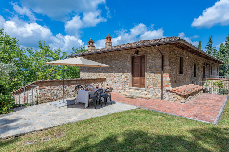 Toskana Agriturismo Weingut Casale Giglio im Chianti mit Panoramapool Ferienwohnung Lecci Ansicht 2