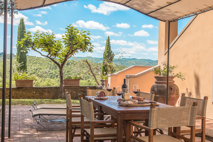 Ferienwohnung Lecci Toskana Agriturismo Alla Jesolana Weingut mit Pool bei Siena im Chianti Terrasse