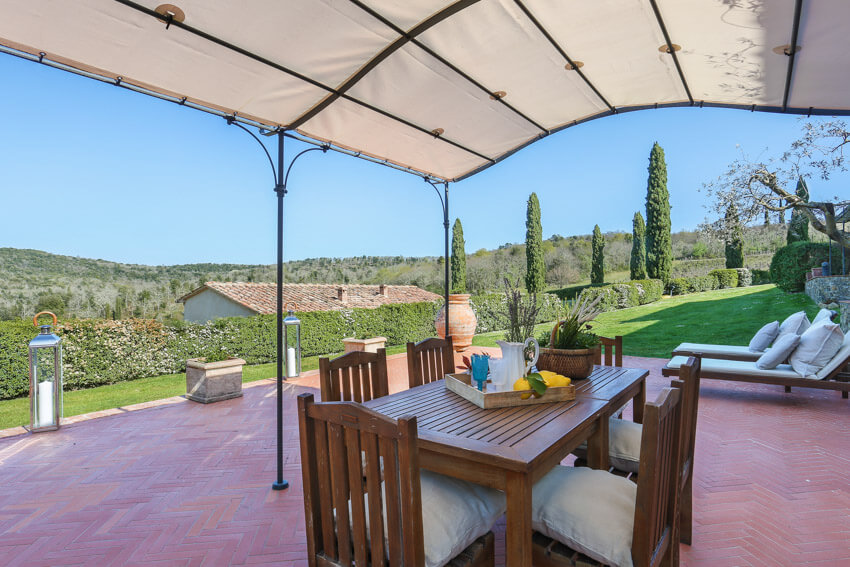 Ferienwohnung Loggiato Agriturismo Toskana Alla Jesolana Weingut mit Pool im Chianti bei Siena Terrassenplatz