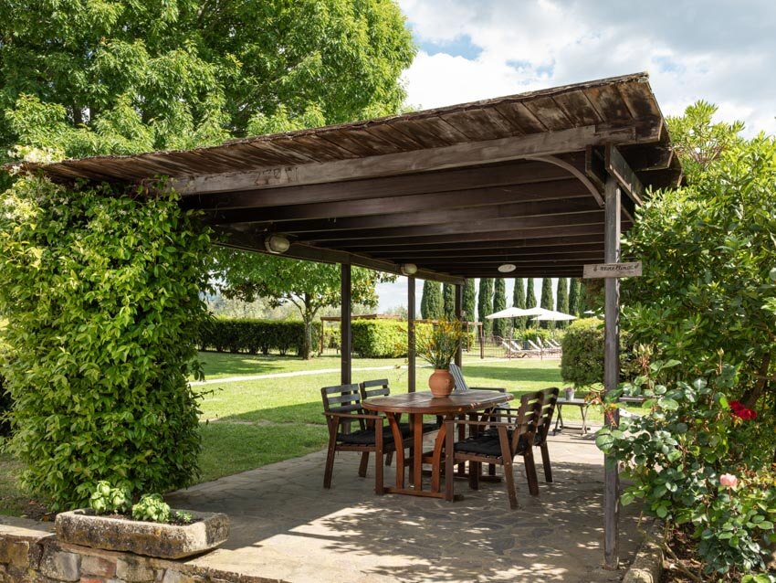 Agriturismo Casentino bei Florenz mit Pool Ferienwohnung Morellino Gartensitzplatz