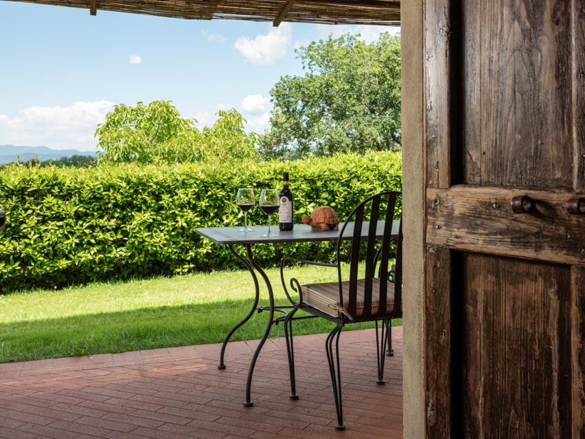 Ferienwohnung Vinsantaia Agriturismo Casentino Toskana Weingut mit Pool bei Florenz Blick auf die Terrasse
