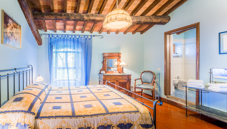 Toskana Agriturismo Bead an Breakfast nahe Florenz mit Pool Doppelzimmer Azzuro Schlafen 1