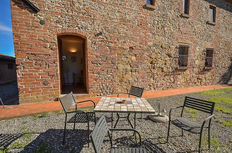 Toskana Agriturismo Region San Gimignano Pool Panoramablick Ferienwohnung Ciclamino Terrasse