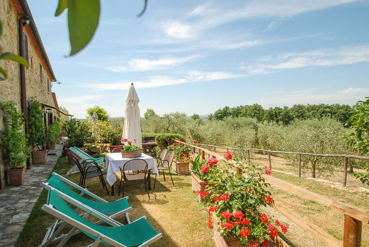 Toskana Weingut La Cantina mit Pool bei Siena Ferienwohnung Cantina Gartensitzplatz mit Panorama