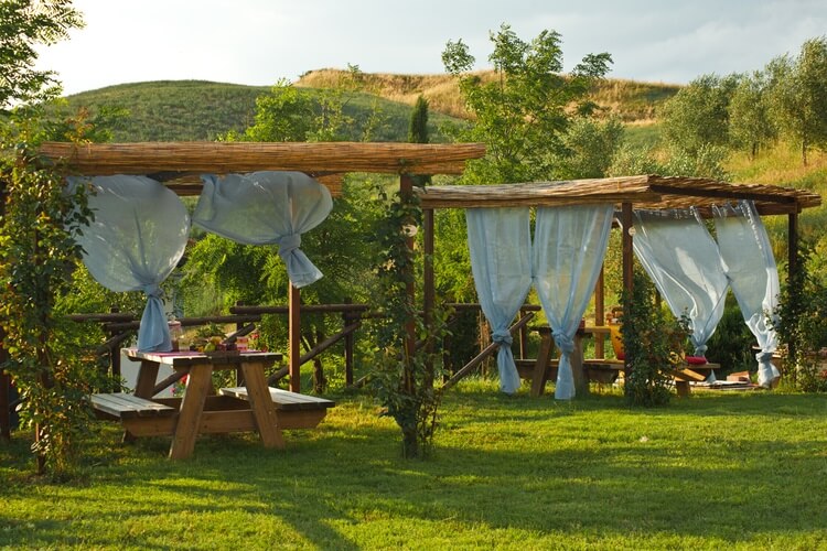 Toskana Bio Agriturismo Podere Campaini mit Pool bei Volterra Ferienwohnung Biancospino Sitzplatz