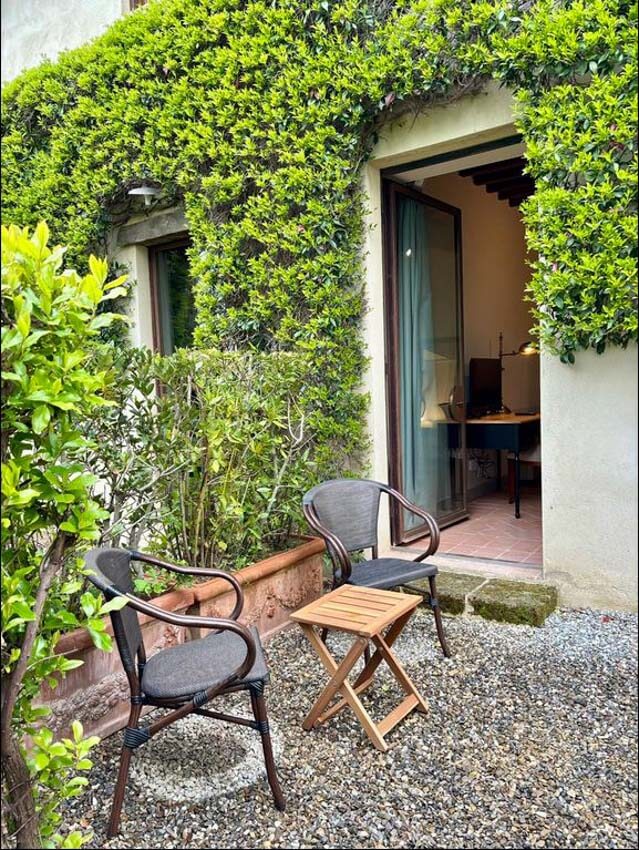 Toskana Landgut Atmosfera mit Pool Borgo Doppelzimmer Superior Garten Nr. 8B Terrasse
