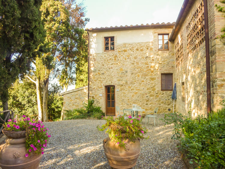 Toskana Agriturismo mit Pool Restaurant bei San Gimginano Ferienwohnung Chiosco Terrasse