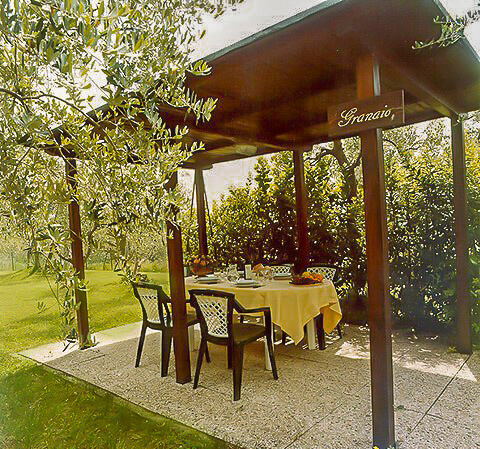 Ferienwohnung Granaio Agriturismo Villa Panconesi mit Pool bei San Gimignano Gartensitzplatz