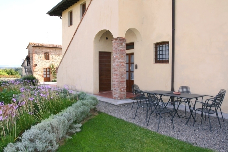 Toskana Edelweingut Poderenuovo Ferienwohnung Boccanera bei Volterra mit Pool, Gartensitzplatz