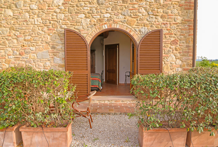 Toskana Hotel La Storia Doppelzimmer Nr. 3  mit Pool und Panorama bei Volterra Terrassenbereich