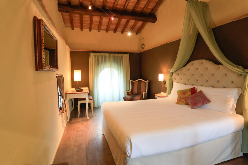 Suite Nr. 1 Toskana Hotel Antico Mulino bei San Gimignano, mit Pool, Frühstück und Restaurant Bett