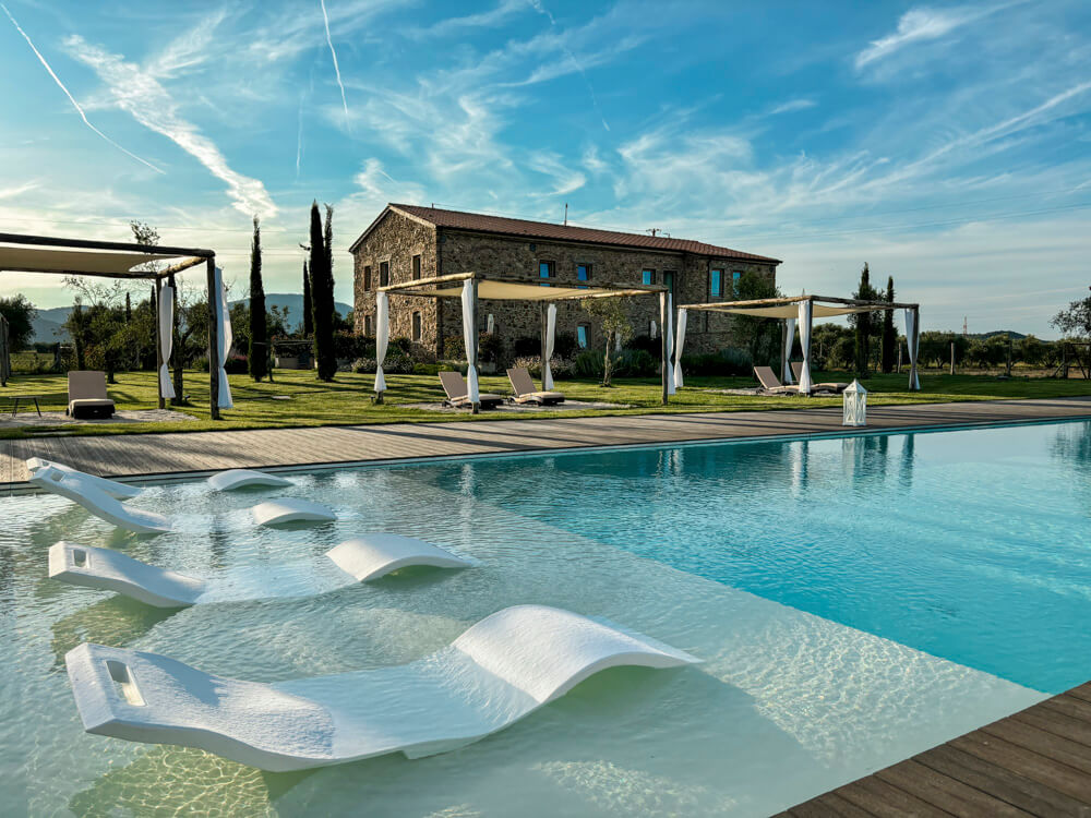 Hotel Relais di Cornia in Meeresnähe Außenbereich Aqua Sonnenliegen