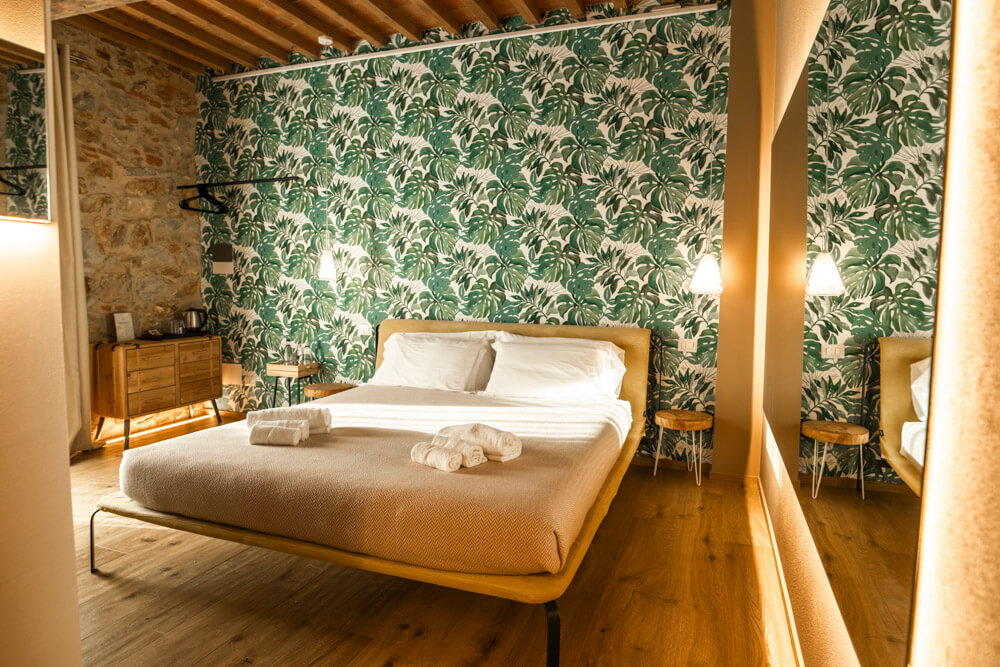Toskana Hotel Relais di Cornia in Meernähe Suite Artistica großes Bett
