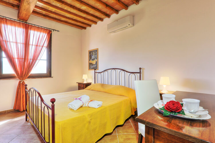 Toskana Ferienwohnung Nr. 9 für 6 Personen, im Borgo del Monte, mit 3 Terrassen und Pool