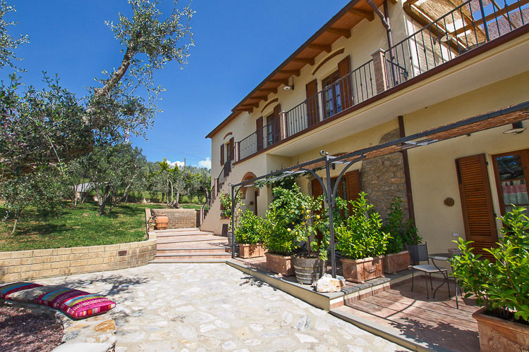 Ferienwohnung Nr. 2 im Agriturismo L'Uccello Canoro mit Pool am Meer