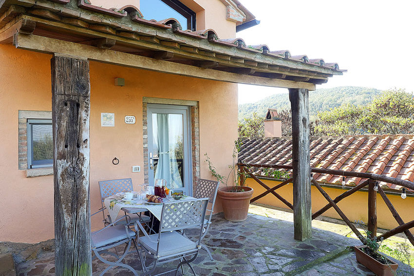 Agriturismo Castanetto in der Toskana mit Pool und Meerblick Ferienwohnung Limoni Außensitzplatz