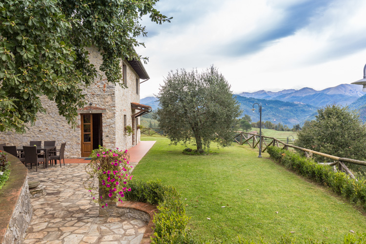 Ferienwohnung Zelinta in der Villa Panoramica mit Pool bei Lucca