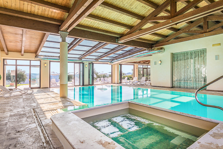 Toskana Ferienwohnung Arrotino Agriturismo Borgo Bacco überdachte Terrasse und Pool