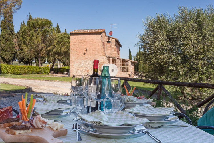 Ferienwohnung Aquila Toskana Agriturismo Campana mit Pool bei Siena Aussensitzplatz