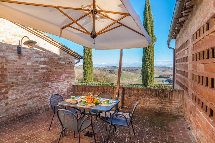 Ferienwohnung Chiocciola Toskana Agriturismo Campana mit Pool bei Siena Terrasse mit Ausblick