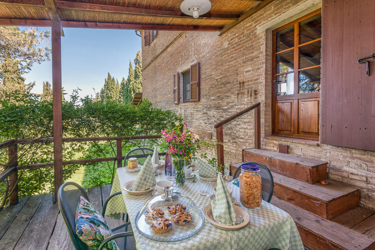 Ferienwohnung Istrice Toskana Agriturismo Campana mit Pool und Tennis bei Siena Terrassenplatz