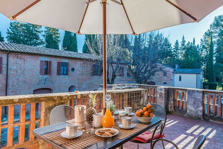 Ferienwohnung Lupa Toskana Agriturismo Campana mit Pool und Tennis bei Siena Terrasse 2