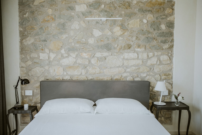 Doppelzimmer Grigia im B&B Hotel Casa Felice mit Pool am Gardasee Bett