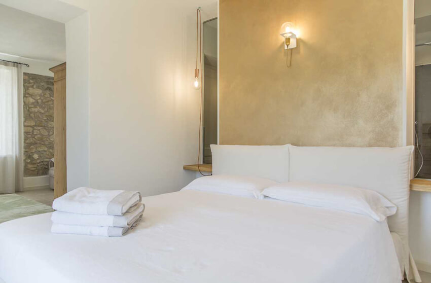 Doppelzimmer La Oro im Gardasee B&B Hotel Casa Felice mit Pool Natursteinwand